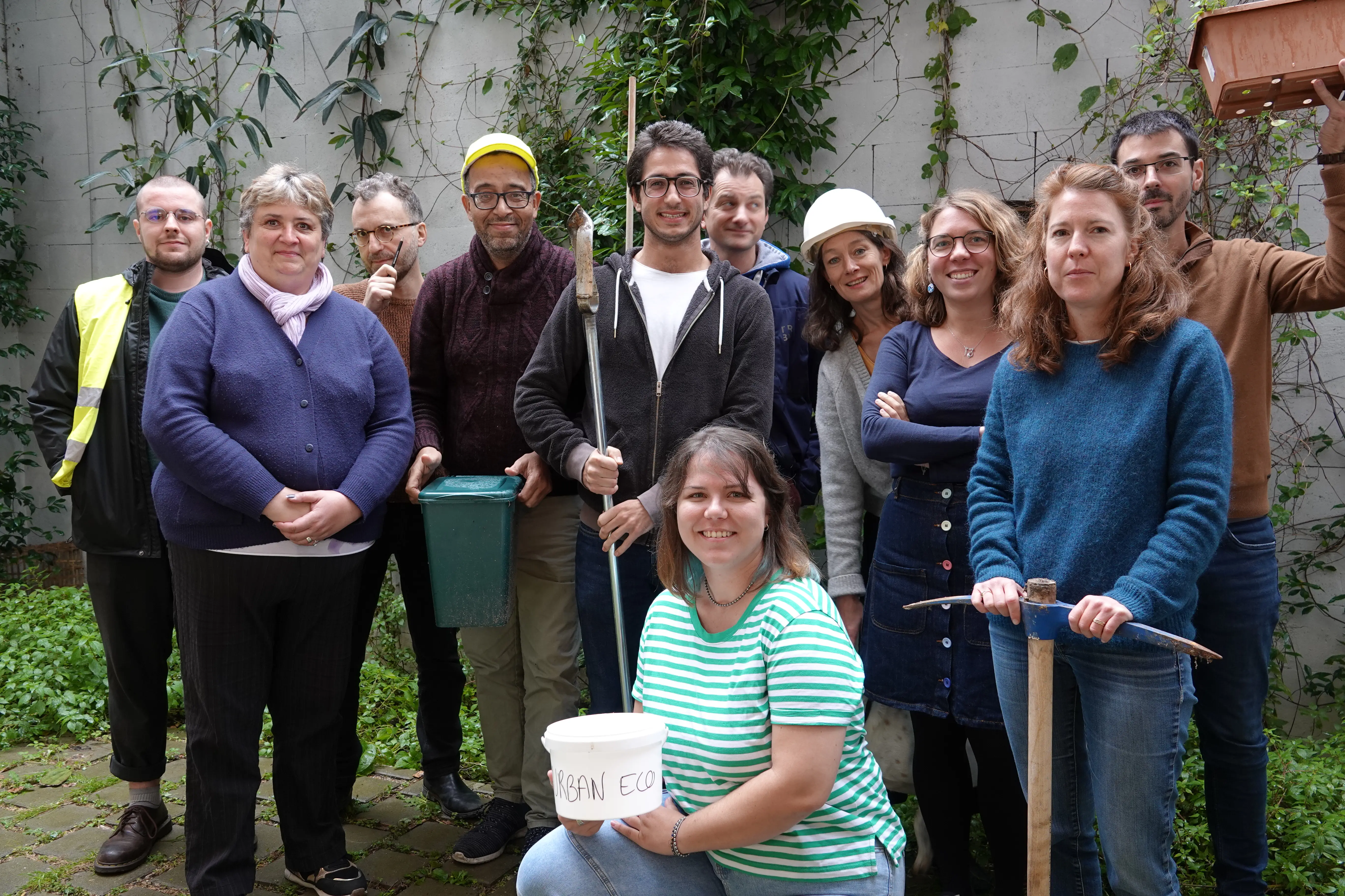 Photo de groupe de l'équipe Urban Eco sur le terrain, illustrant notre engagement collectif